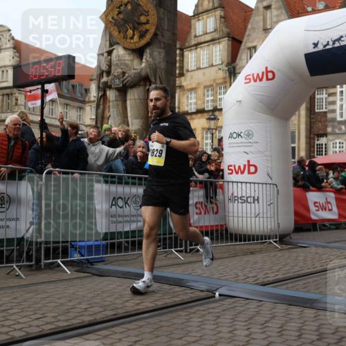 05.10.2025 - 20. swb-Marathon Bremen Yannick Fuchs http://msf.ph/oto/9235605 05.10.2025 10:36:47 Ziel 9527, 9829 meine-sportfotos.de