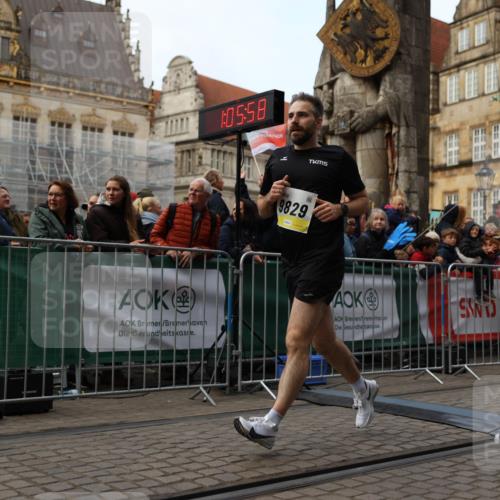 05.10.2025 - 20. swb-Marathon Bremen Yannick Fuchs http://msf.ph/oto/9235607 05.10.2025 10:36:47 Ziel 9527, 9829 meine-sportfotos.de