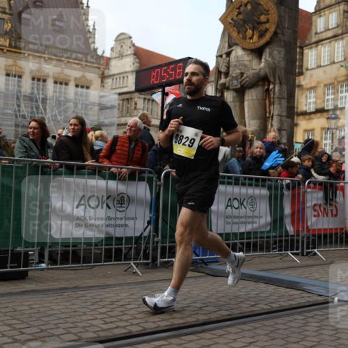 05.10.2025 - 20. swb-Marathon Bremen Yannick Fuchs http://msf.ph/oto/9235611 05.10.2025 10:36:47 Ziel 9527, 9829 meine-sportfotos.de