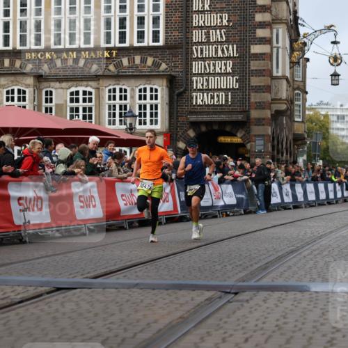 05.10.2025 - 20. swb-Marathon Bremen Yannick Fuchs http://msf.ph/oto/9235617 05.10.2025 10:36:53 Ziel 9833, 10425 meine-sportfotos.de