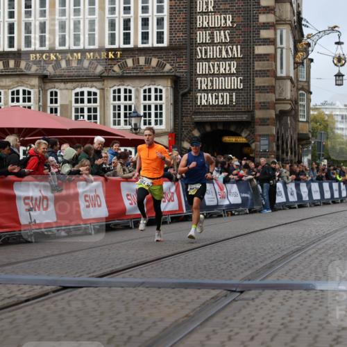 05.10.2025 - 20. swb-Marathon Bremen Yannick Fuchs http://msf.ph/oto/9235623 05.10.2025 10:36:53 Ziel 9833, 10425 meine-sportfotos.de