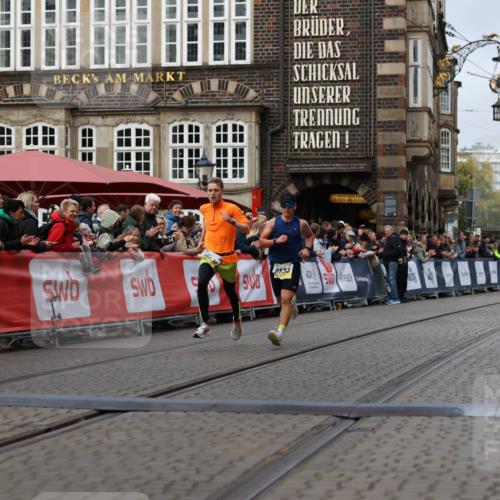 05.10.2025 - 20. swb-Marathon Bremen Yannick Fuchs http://msf.ph/oto/9235625 05.10.2025 10:36:53 Ziel 9833, 10425 meine-sportfotos.de
