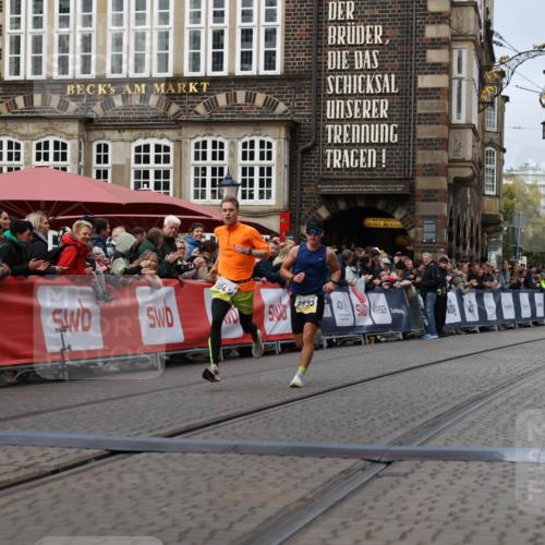 05.10.2025 - 20. swb-Marathon Bremen Yannick Fuchs http://msf.ph/oto/9235627 05.10.2025 10:36:53 Ziel 9833, 10425 meine-sportfotos.de