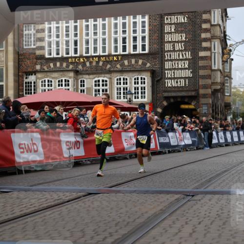 05.10.2025 - 20. swb-Marathon Bremen Yannick Fuchs http://msf.ph/oto/9235634 05.10.2025 10:36:54 Ziel 9429, 9833, 10425 meine-sportfotos.de