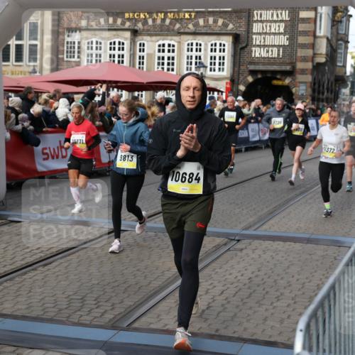 05.10.2025 - 20. swb-Marathon Bremen Yannick Fuchs http://msf.ph/oto/9235639 05.10.2025 11:05:03 Ziel 9220, 9530, 9813, 9866, 10684, 10771, 10891, 11180, 11315, 11372, 11478, 11559, 11636 meine-sportfotos.de