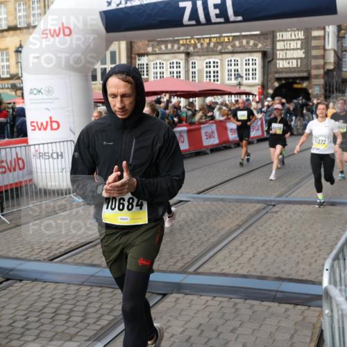 05.10.2025 - 20. swb-Marathon Bremen Yannick Fuchs http://msf.ph/oto/9235646 05.10.2025 11:05:04 Ziel 9220, 9409, 9530, 9813, 9866, 10684, 10771, 10891, 11090, 11180, 11315, 11372, 11478, 11559, 11636 meine-sportfotos.de