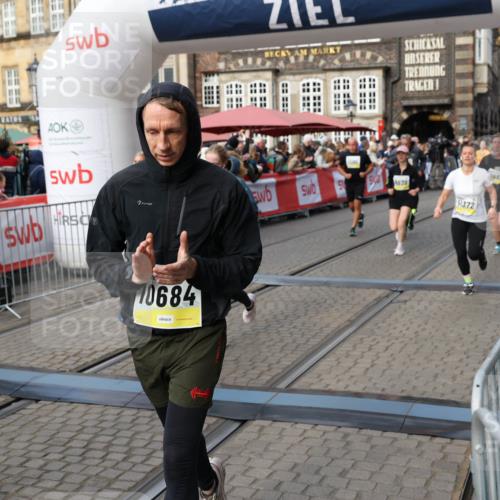 05.10.2025 - 20. swb-Marathon Bremen Yannick Fuchs http://msf.ph/oto/9235649 05.10.2025 11:05:04 Ziel 9220, 9409, 9530, 9813, 9866, 10684, 10771, 10891, 11090, 11180, 11315, 11372, 11478, 11559, 11636 meine-sportfotos.de