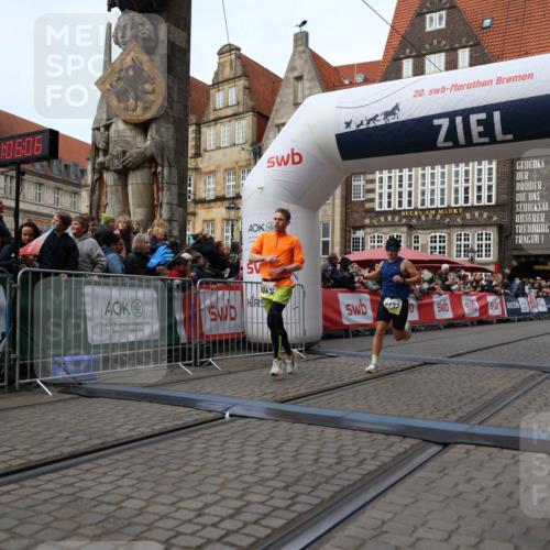 05.10.2025 - 20. swb-Marathon Bremen Yannick Fuchs http://msf.ph/oto/9235667 05.10.2025 10:36:55 Ziel 9429, 9833, 10425 meine-sportfotos.de