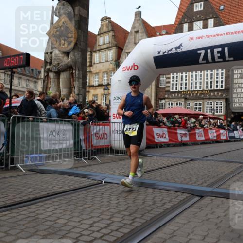 05.10.2025 - 20. swb-Marathon Bremen Yannick Fuchs http://msf.ph/oto/9235695 05.10.2025 10:36:56 Ziel 9429, 9833, 10425 meine-sportfotos.de