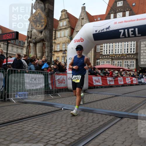 05.10.2025 - 20. swb-Marathon Bremen Yannick Fuchs http://msf.ph/oto/9235699 05.10.2025 10:36:56 Ziel 9429, 9833, 10425 meine-sportfotos.de