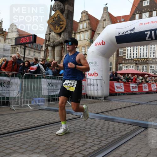 05.10.2025 - 20. swb-Marathon Bremen Yannick Fuchs http://msf.ph/oto/9235708 05.10.2025 10:36:56 Ziel 9429, 9833, 10425 meine-sportfotos.de