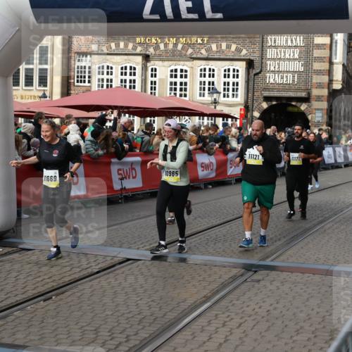 05.10.2025 - 20. swb-Marathon Bremen Yannick Fuchs http://msf.ph/oto/9235720 05.10.2025 11:05:11 Ziel 9220, 9409, 9530, 9642, 9660, 10965, 11090, 11121, 11171, 11180, 11412, 11478, 11559 meine-sportfotos.de