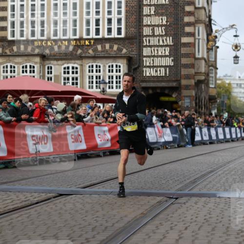 05.10.2025 - 20. swb-Marathon Bremen Yannick Fuchs http://msf.ph/oto/9235725 05.10.2025 10:36:57 Ziel 9429, 9833, 10425 meine-sportfotos.de