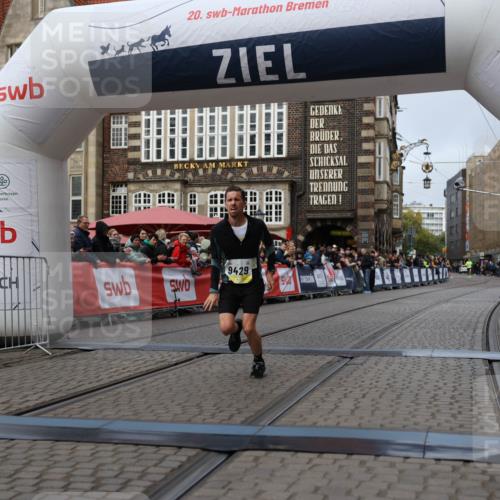 05.10.2025 - 20. swb-Marathon Bremen Yannick Fuchs http://msf.ph/oto/9235732 05.10.2025 10:36:58 Ziel 9429, 9833, 10425 meine-sportfotos.de