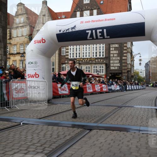 05.10.2025 - 20. swb-Marathon Bremen Yannick Fuchs http://msf.ph/oto/9235741 05.10.2025 10:36:58 Ziel 9429, 9833, 10425 meine-sportfotos.de