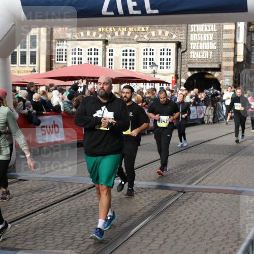 05.10.2025 - 20. swb-Marathon Bremen Yannick Fuchs http://msf.ph/oto/9235744 05.10.2025 11:05:13 Ziel 9409, 9642, 9660, 9668, 10965, 11016, 11090, 11121, 11171, 11412, 11478 meine-sportfotos.de