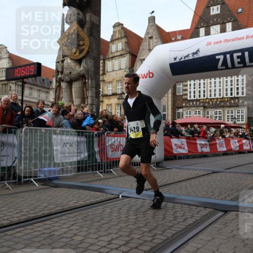 05.10.2025 - 20. swb-Marathon Bremen Yannick Fuchs http://msf.ph/oto/9235748 05.10.2025 10:36:59 Ziel 9429, 9833, 10425 meine-sportfotos.de