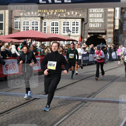 05.10.2025 - 20. swb-Marathon Bremen Yannick Fuchs http://msf.ph/oto/9235770 05.10.2025 11:05:16 Ziel 9642, 9668, 9978, 10018, 10021, 10965, 11016, 11121, 11171, 11323, 11412 meine-sportfotos.de