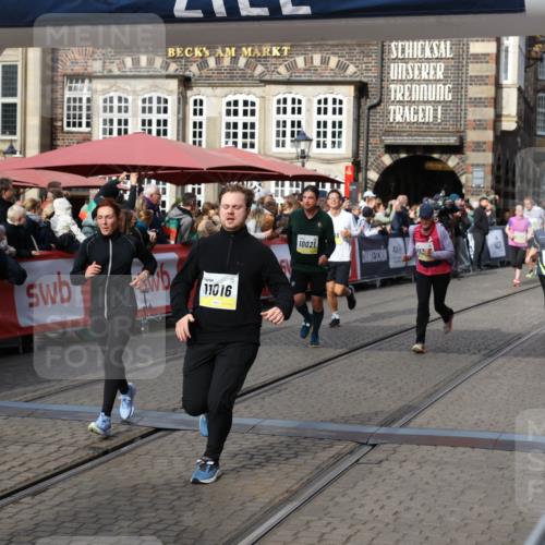 05.10.2025 - 20. swb-Marathon Bremen Yannick Fuchs http://msf.ph/oto/9235774 05.10.2025 11:05:16 Ziel 9642, 9668, 9978, 10018, 10021, 10965, 11016, 11121, 11171, 11323, 11412 meine-sportfotos.de