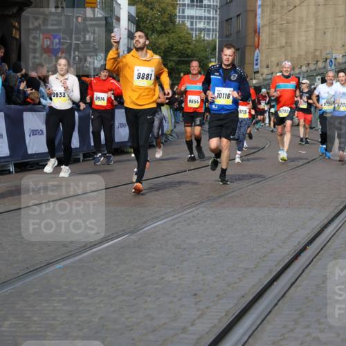 05.10.2025 - 20. swb-Marathon Bremen Strokosch-Dieckow http://msf.ph/oto/9235797 05.10.2025 10:55:16 Ziel 9201, 9318, 9350, 9514, 9654, 9881, 9933, 10003, 10116, 10260, 10326, 10970, 11042, 11115, 11140, 11431, 11702 meine-sportfotos.de