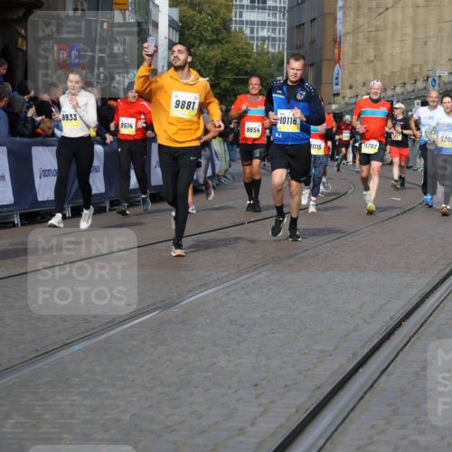05.10.2025 - 20. swb-Marathon Bremen Strokosch-Dieckow http://msf.ph/oto/9235810 05.10.2025 10:55:16 Ziel 9201, 9318, 9350, 9514, 9654, 9881, 9933, 10003, 10116, 10260, 10326, 10970, 11042, 11115, 11140, 11431, 11702 meine-sportfotos.de