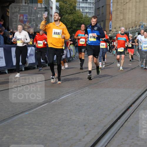 05.10.2025 - 20. swb-Marathon Bremen Strokosch-Dieckow http://msf.ph/oto/9235840 05.10.2025 10:55:16 Ziel 9201, 9318, 9350, 9514, 9654, 9881, 9933, 10003, 10116, 10260, 10326, 10970, 11042, 11115, 11140, 11431, 11702 meine-sportfotos.de