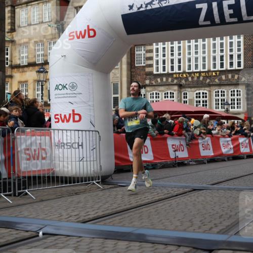 05.10.2025 - 20. swb-Marathon Bremen Yannick Fuchs http://msf.ph/oto/9235865 05.10.2025 10:37:23 Ziel 9565, 11213 meine-sportfotos.de
