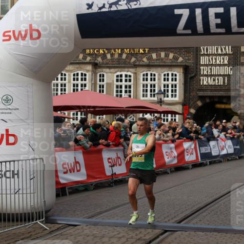 05.10.2025 - 20. swb-Marathon Bremen Yannick Fuchs http://msf.ph/oto/9235882 05.10.2025 10:37:26 Ziel 9565, 10704, 11213 meine-sportfotos.de