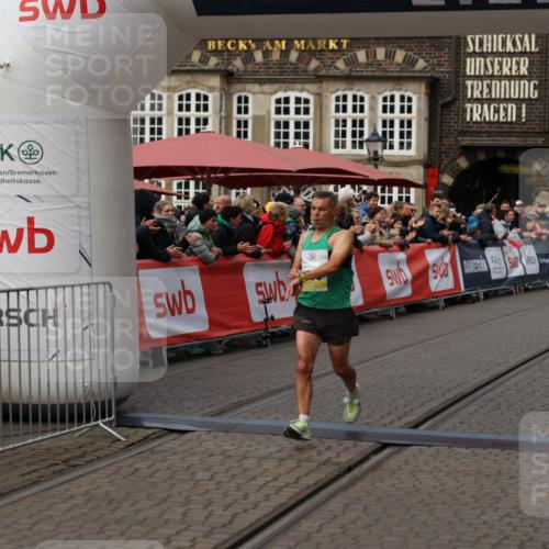 05.10.2025 - 20. swb-Marathon Bremen Yannick Fuchs http://msf.ph/oto/9235887 05.10.2025 10:37:26 Ziel 9565, 10704, 11213 meine-sportfotos.de
