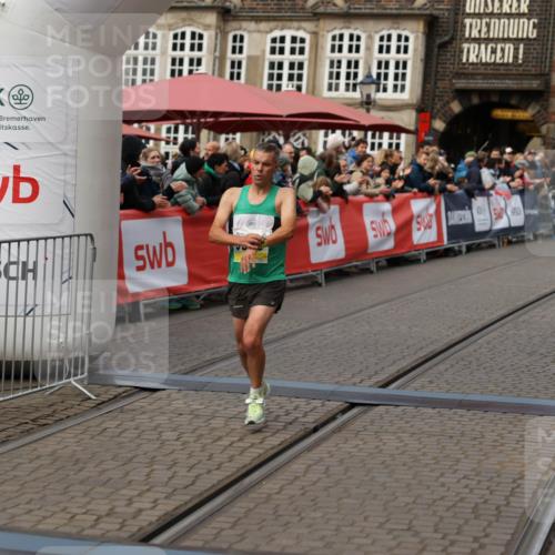 05.10.2025 - 20. swb-Marathon Bremen Yannick Fuchs http://msf.ph/oto/9235889 05.10.2025 10:37:26 Ziel 9565, 10704, 11213 meine-sportfotos.de