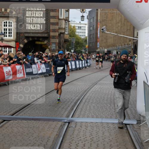 05.10.2025 - 20. swb-Marathon Bremen Yannick Fuchs http://msf.ph/oto/9235905 05.10.2025 10:37:27 Ziel 9565, 10704, 11213 meine-sportfotos.de