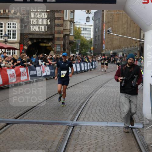 05.10.2025 - 20. swb-Marathon Bremen Yannick Fuchs http://msf.ph/oto/9235909 05.10.2025 10:37:27 Ziel 9565, 10704, 11213 meine-sportfotos.de
