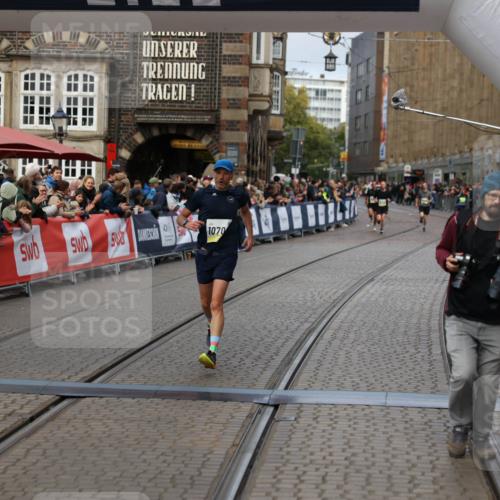 05.10.2025 - 20. swb-Marathon Bremen Yannick Fuchs http://msf.ph/oto/9235916 05.10.2025 10:37:27 Ziel 9565, 10704, 11213 meine-sportfotos.de