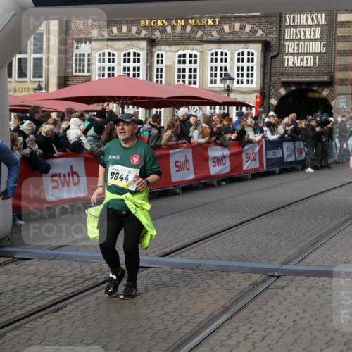 05.10.2025 - 20. swb-Marathon Bremen Yannick Fuchs http://msf.ph/oto/9235918 05.10.2025 11:05:28 Ziel 9440, 9515, 9690, 9713, 9908, 9944, 10255, 10828, 10990, 11106, 11501, 11540, 11707 meine-sportfotos.de