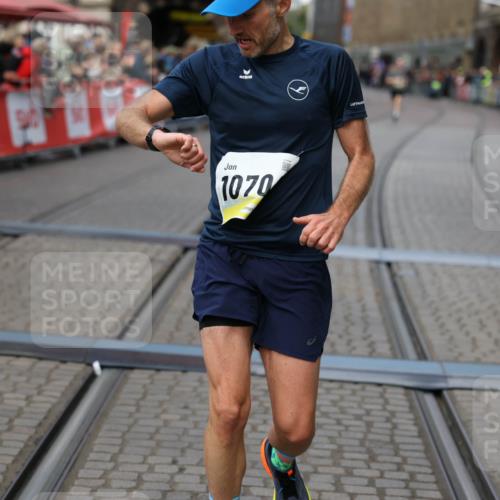 05.10.2025 - 20. swb-Marathon Bremen Yannick Fuchs http://msf.ph/oto/9235939 05.10.2025 10:37:30 Ziel 9565, 10704 meine-sportfotos.de