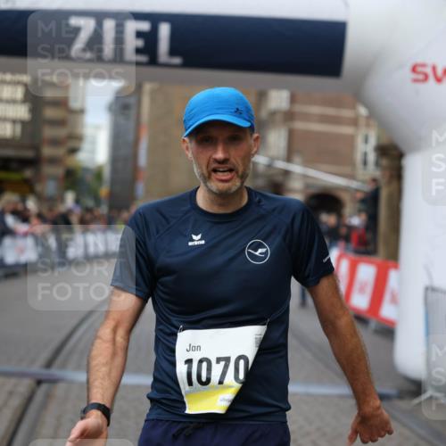 05.10.2025 - 20. swb-Marathon Bremen Yannick Fuchs http://msf.ph/oto/9235948 05.10.2025 10:37:30 Ziel 9565, 10704 meine-sportfotos.de