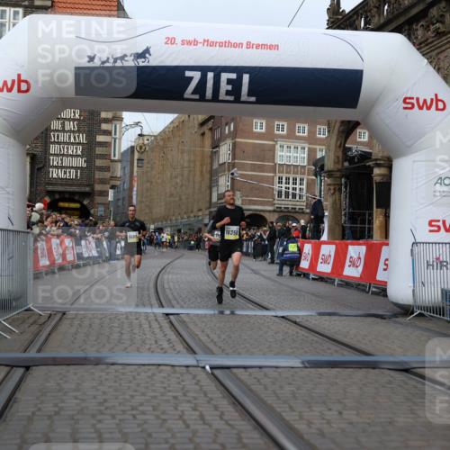 05.10.2025 - 20. swb-Marathon Bremen Yannick Fuchs http://msf.ph/oto/9235973 05.10.2025 10:37:35 Ziel 9586, 10358, 11021 meine-sportfotos.de