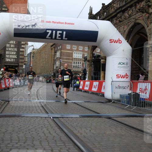 05.10.2025 - 20. swb-Marathon Bremen Yannick Fuchs http://msf.ph/oto/9235998 05.10.2025 10:37:35 Ziel 9586, 10358, 11021 meine-sportfotos.de