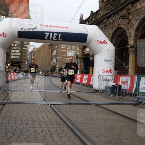 05.10.2025 - 20. swb-Marathon Bremen Yannick Fuchs http://msf.ph/oto/9236008 05.10.2025 10:37:36 Ziel 9586, 10358, 11021 meine-sportfotos.de
