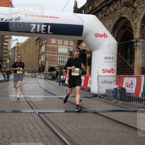 05.10.2025 - 20. swb-Marathon Bremen Yannick Fuchs http://msf.ph/oto/9236031 05.10.2025 10:37:36 Ziel 9586, 10358, 11021 meine-sportfotos.de
