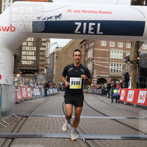 05.10.2025 - 20. swb-Marathon Bremen Yannick Fuchs http://msf.ph/oto/9236056 05.10.2025 10:37:37 Ziel 9586, 10358, 11021 meine-sportfotos.de