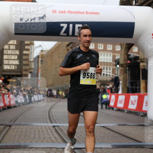 05.10.2025 - 20. swb-Marathon Bremen Yannick Fuchs http://msf.ph/oto/9236079 05.10.2025 10:37:38 Ziel 9586, 10358, 11021 meine-sportfotos.de