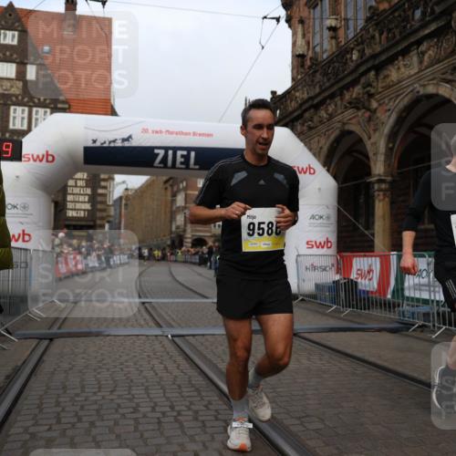 05.10.2025 - 20. swb-Marathon Bremen Yannick Fuchs http://msf.ph/oto/9236098 05.10.2025 10:37:39 Ziel 9586, 10358, 11021 meine-sportfotos.de