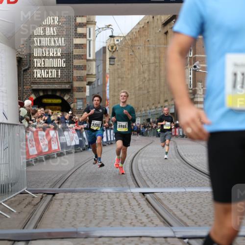 05.10.2025 - 20. swb-Marathon Bremen Yannick Fuchs http://msf.ph/oto/9236202 05.10.2025 10:38:06 Ziel 9755, 11328, 11465 meine-sportfotos.de