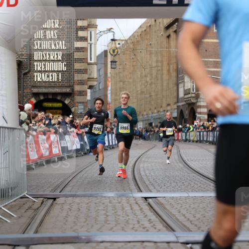 05.10.2025 - 20. swb-Marathon Bremen Yannick Fuchs http://msf.ph/oto/9236206 05.10.2025 10:38:06 Ziel 9755, 11328, 11465 meine-sportfotos.de