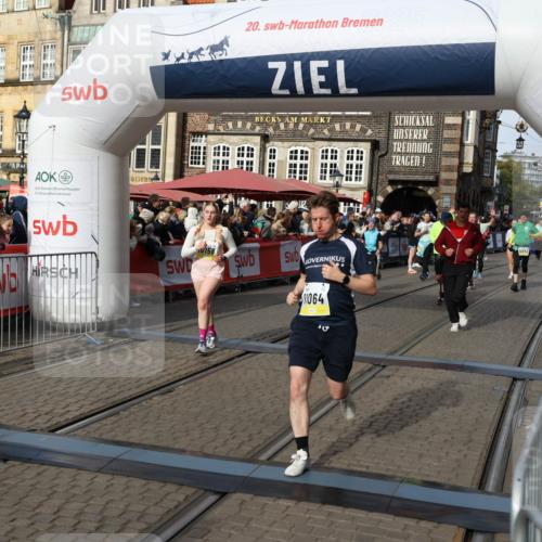 05.10.2025 - 20. swb-Marathon Bremen Yannick Fuchs http://msf.ph/oto/9236209 05.10.2025 11:05:34 Ziel 9515, 9713, 9944, 10025, 10158, 10289, 10511, 10542, 10828, 11064, 11106 meine-sportfotos.de
