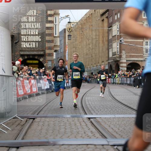 05.10.2025 - 20. swb-Marathon Bremen Yannick Fuchs http://msf.ph/oto/9236219 05.10.2025 10:38:06 Ziel 9755, 11328, 11465 meine-sportfotos.de