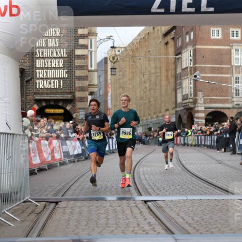 05.10.2025 - 20. swb-Marathon Bremen Yannick Fuchs http://msf.ph/oto/9236231 05.10.2025 10:38:07 Ziel 9755, 11328, 11465 meine-sportfotos.de