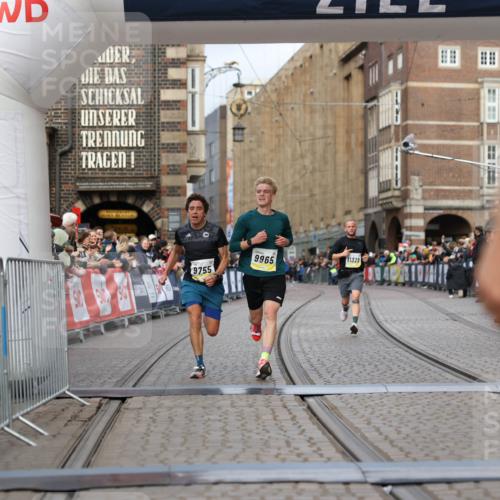 05.10.2025 - 20. swb-Marathon Bremen Yannick Fuchs http://msf.ph/oto/9236244 05.10.2025 10:38:07 Ziel 9755, 11328, 11465 meine-sportfotos.de
