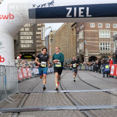 05.10.2025 - 20. swb-Marathon Bremen Yannick Fuchs http://msf.ph/oto/9236253 05.10.2025 10:38:07 Ziel 9755, 11328, 11465 meine-sportfotos.de